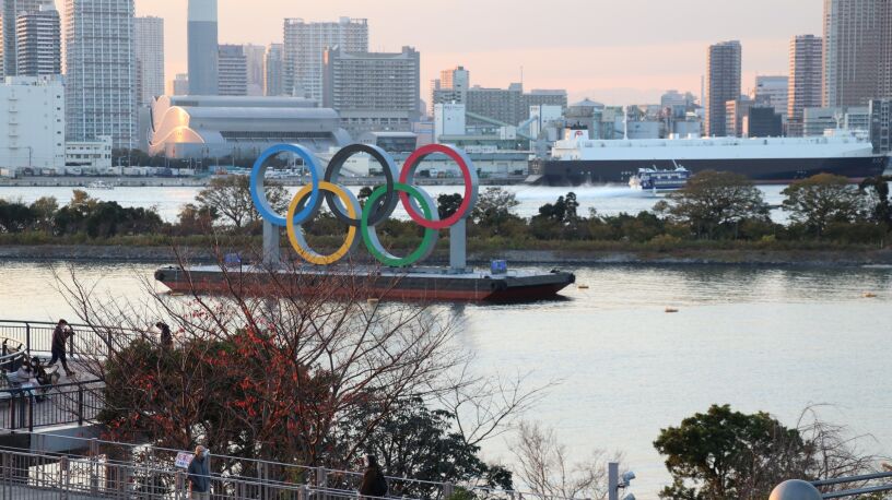 Koła olimpijskie wróciły do Tokio. 