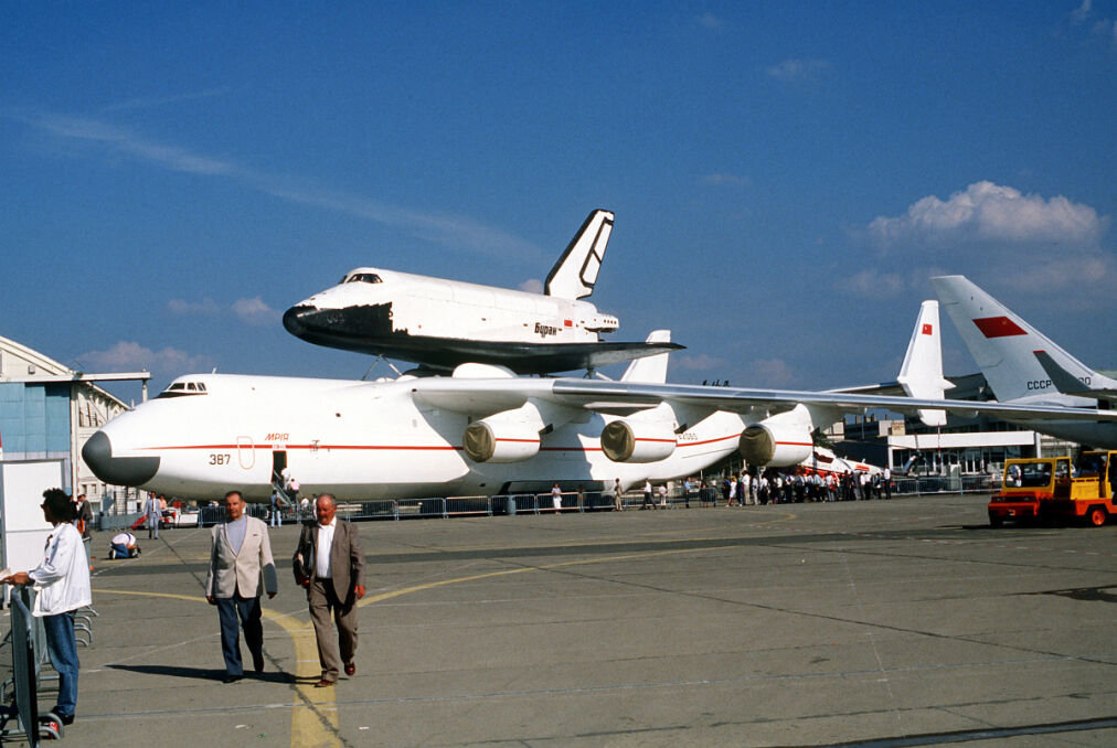 An-225 z promem kosmicznym Buran na grzbiecie podczas pokazów na podparyskim lotnisku Le Bourget w 1989 roku