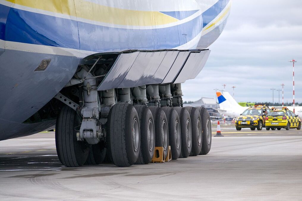 An-225 ma łącznie 32 koła, które muszą wspólnie wytrzymać maksymalnie 600 ton obciążenia
