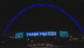 Wembley rozświetlony na niebiesko w podziękowaniu dla służby zdrowia