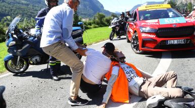 Demonstranci zablokowali drogę kolarzom. Wielki chaos na trasie Tour de France