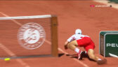 To mogło skończyć się bardzo źle. Upadek Djokovicia w 7. gemie 1. seta finału French Open