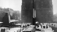 Trumny z ciałami ofiar katastrofy morskiej przykryte flagami Francji przed katedrą Notre-Dame. 10. 1936r.