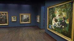 Musée d’Orsay. W tle &quot;Matka Whistlera&quot; autorstwa Jamesa Whistlera