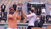 Babos i Mladenovic z pucharem za triumf w grze podwójnej kobiet w Roland Garros