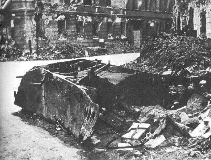 Resztki czołgu Borgward B IV, który eksplodował przy ulicy Kilińskiego nr. 3, dnia 13 sierpnia 1944 o godzinie 18:07. W eksplozji zginęło ponad 300 osób, około stu z zgrupowania &quot;Róg&quot;, wielu z batalionów &quot;Gustaw&quot;, &quot;Wigry&quot; i &quot;Gozdawa&quot;, oraz pareset osób cywilnych