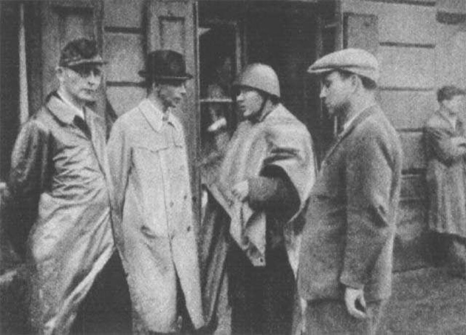 Generał „Bór” (drugi z lewej) i pułkownik „Radosław” (następny) na odprawie w okolicach fabryki Kammlera przy ul. Dzielnej na Woli