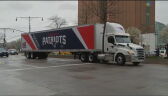 Ciężarówka zespołu New England Patriots przetransportowała maseczki do Nowego Jorku
