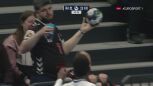 Serbski kibic nie chciał oddać piłki w meczu Francja - Serbia