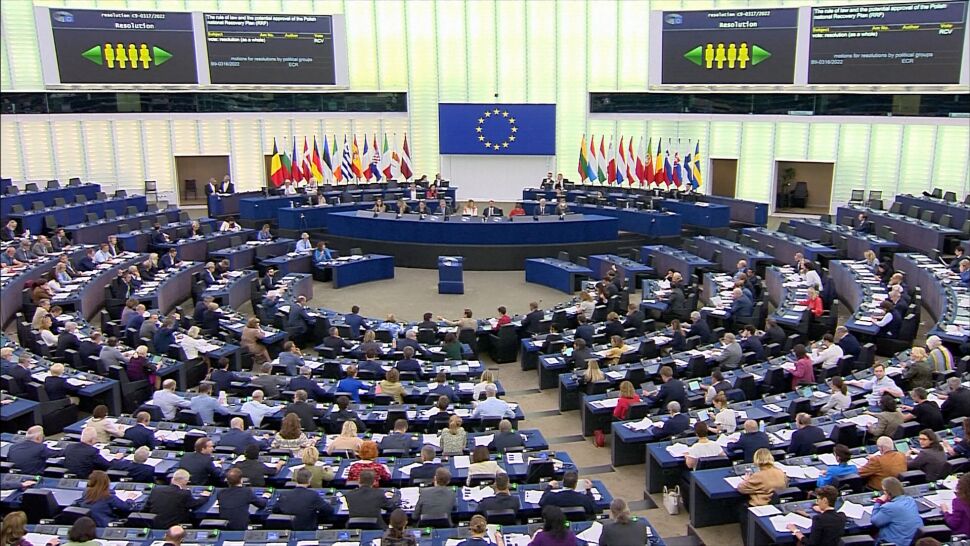 Eurodeputowani przyjęli rezolucję w sprawie polskiego KPO. Krytykują w niej Komisję Europejską