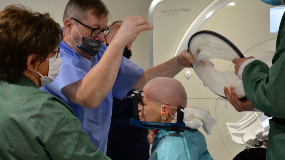 Pionierska operacja. Drżenie samoistne wyleczone u pacjentki ultradźwiękami, bez otwierania czaszki
