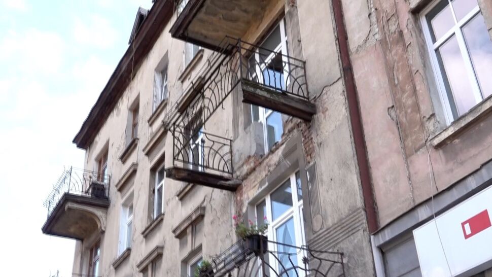 Zarwał się balkon kamienicy w Jeleniej Górze. Dwie osoby zostały ranne
