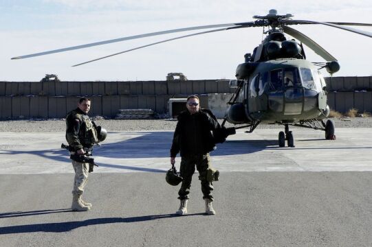 Kamil Durczok przed lotem rozpoznawczym w okolicach bazy Ghazni