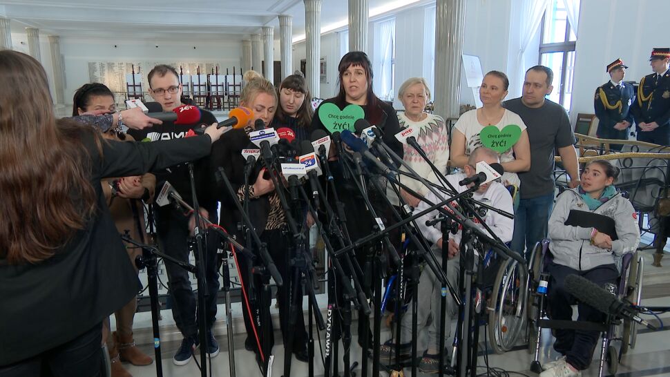 Trzeci dzień protestu w Sejmie. "Oni walczą o godne życie"