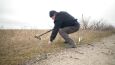 Własnymi rękoma usuwa miny pozostawione przez Rosjan