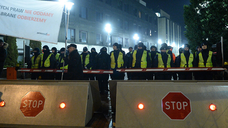 Gorąca noc przed Sejmem. Protestujący chcieli zablokować posłów