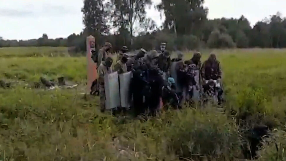 Białoruskie służby popychają migrantów przez granicę. Nagranie z Litwy