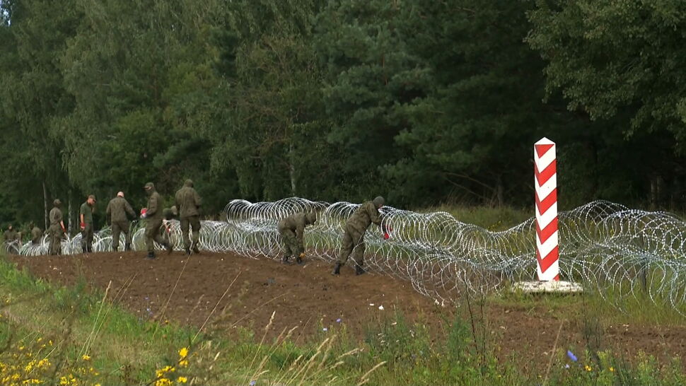 Rząd oskarża Białoruś o sprowadzenie migrantów. Na granicy są stawiane zasieki