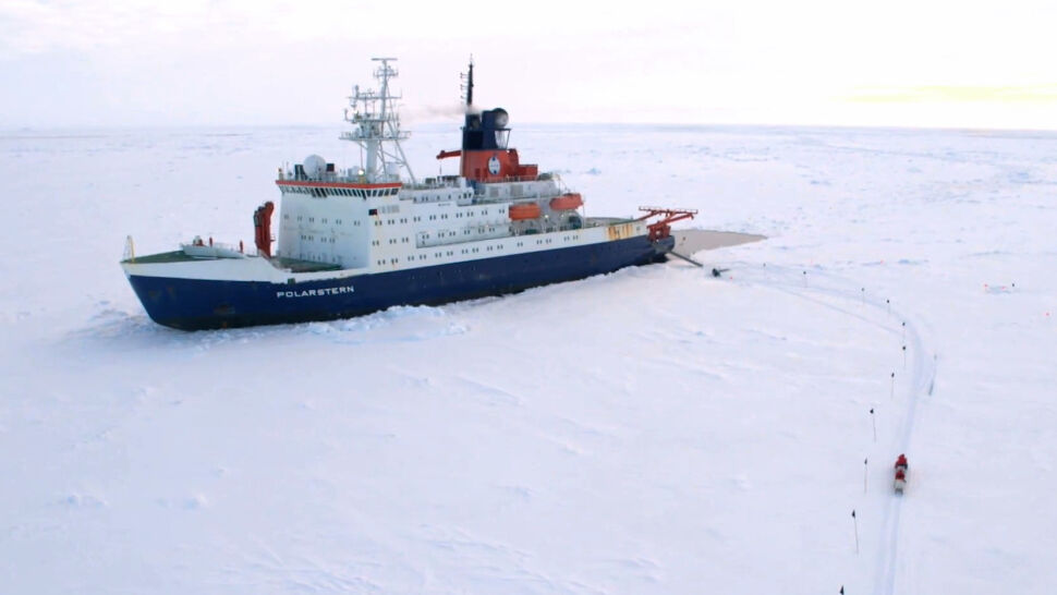 Pokrywa lodowa w Arktyce kruszy się. Statek badawczy dopłynął do bieguna