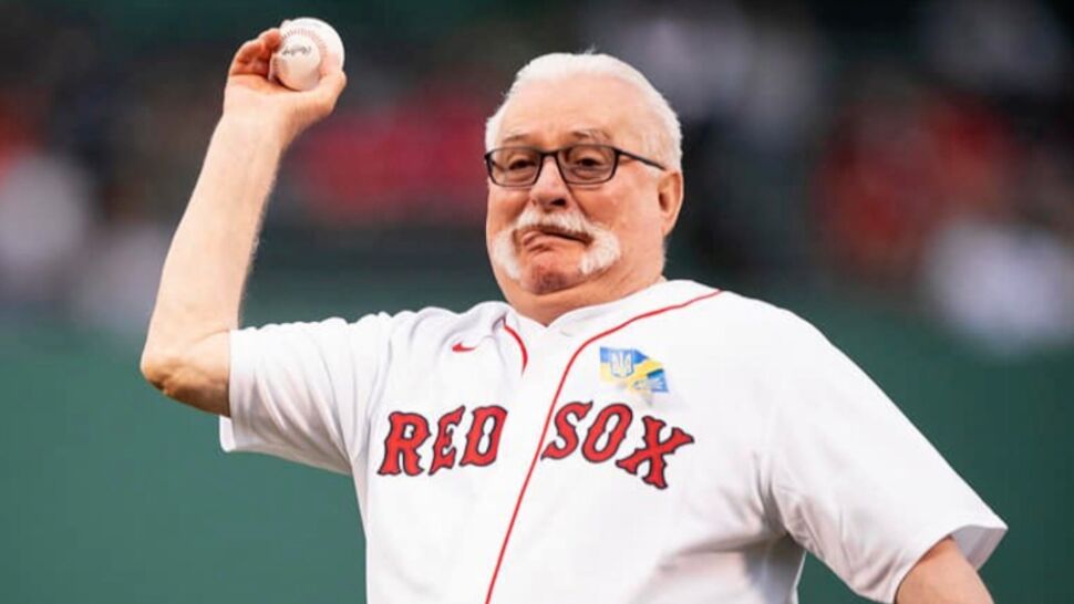 Lech Wałęsa wykonał pierwszy rzut w meczu baseballa na stadionie Boston Red Sox